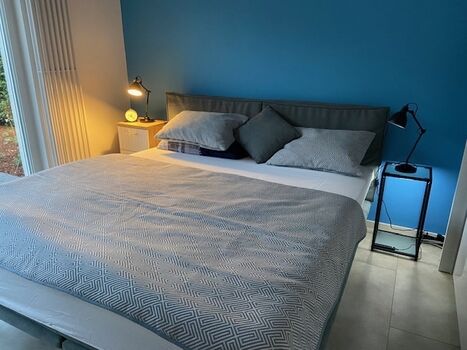 Blaues Schlafzimmer abends, vorgelagerte Terrasse