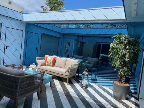 Wintergarten mit Spiegelwand und aufgefahrenem Glasdach