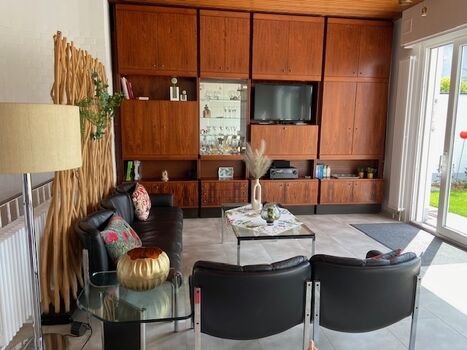 Eingebaute Schrankwand mit TV und HiFi