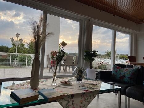 Große Terrasse vor dem Wohnbereich