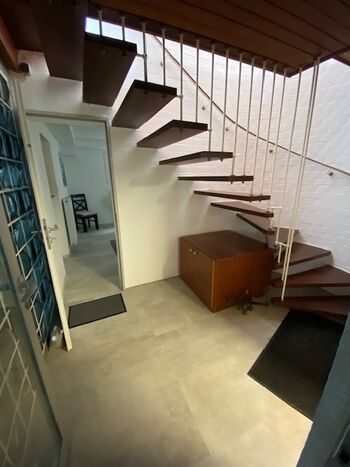 Treppe zum Untergeschoss mit 'Tür zu weiterem Schlafraum