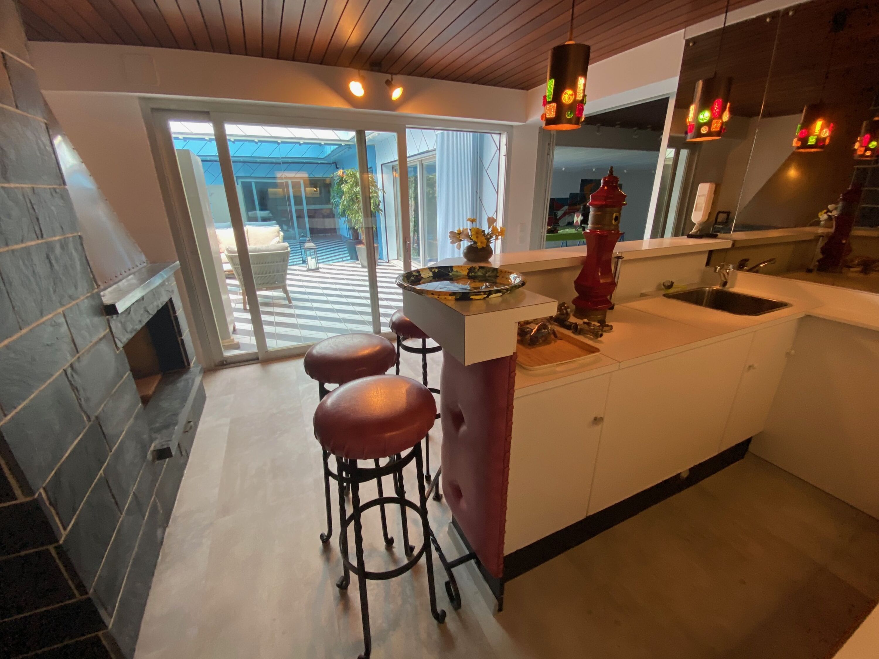 Bar mit offenem Kamin