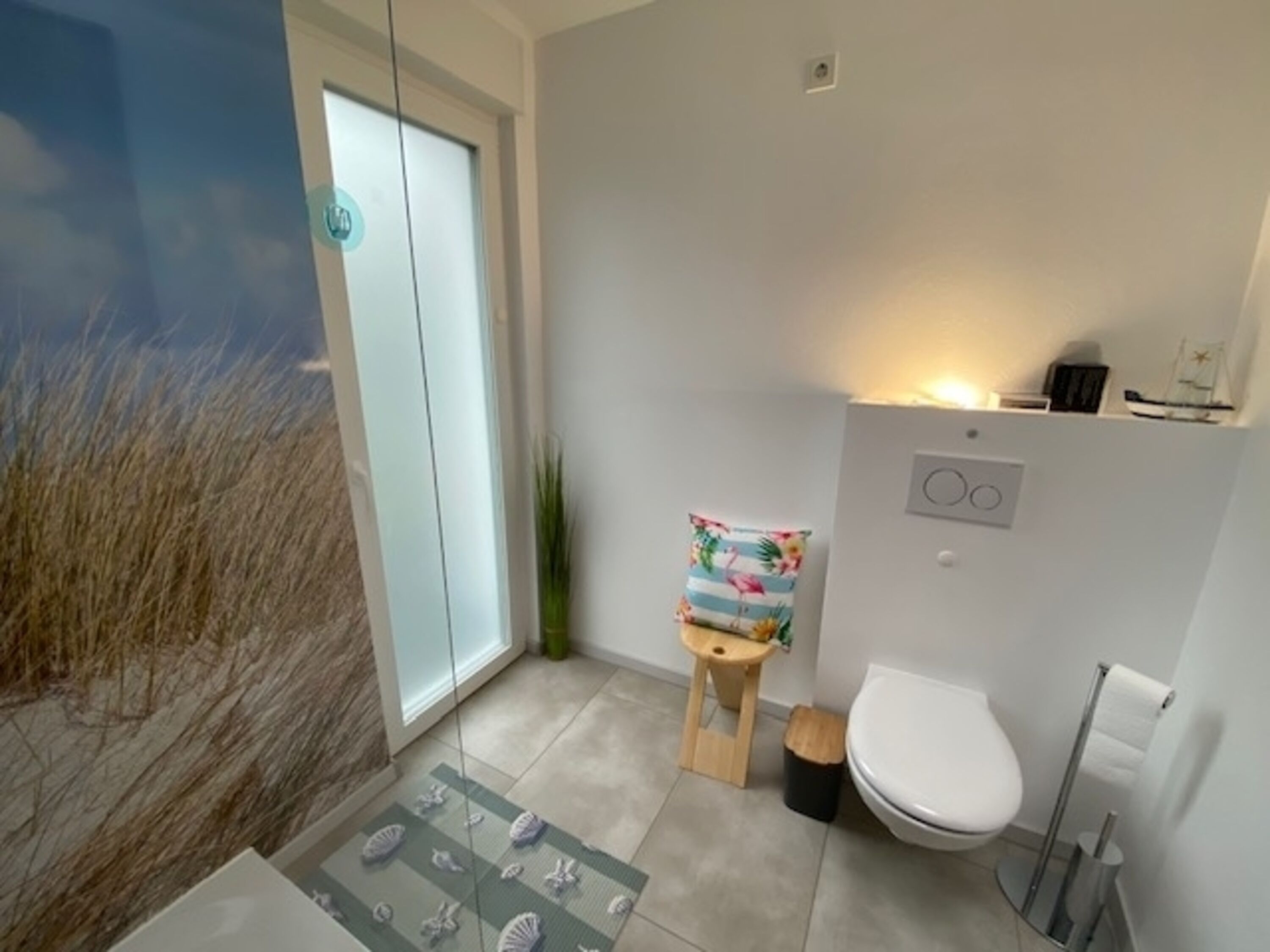 Bad mit Dusche, WC, Waschbecken
