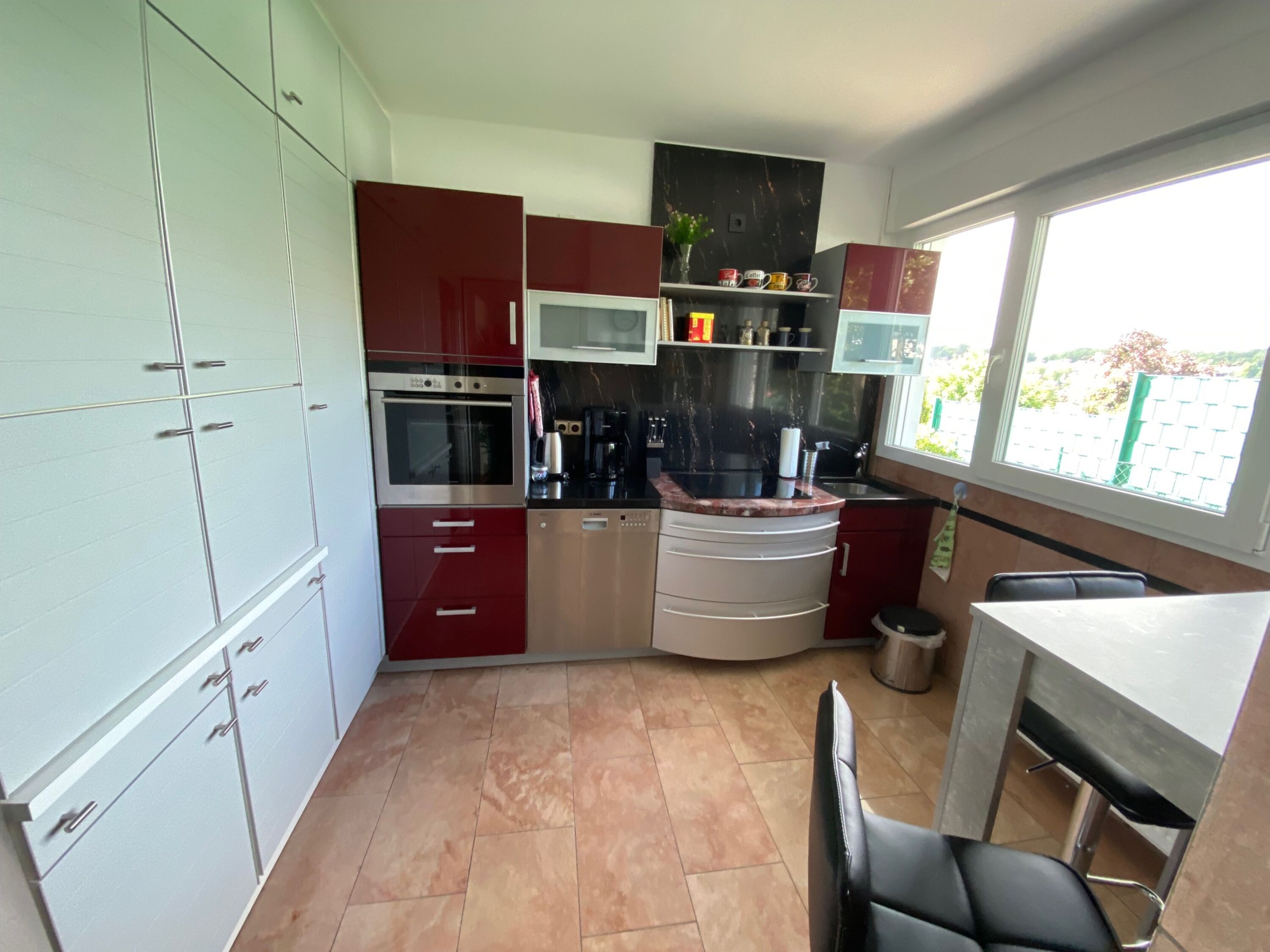 Einbauküche mit Durchreicheschrank