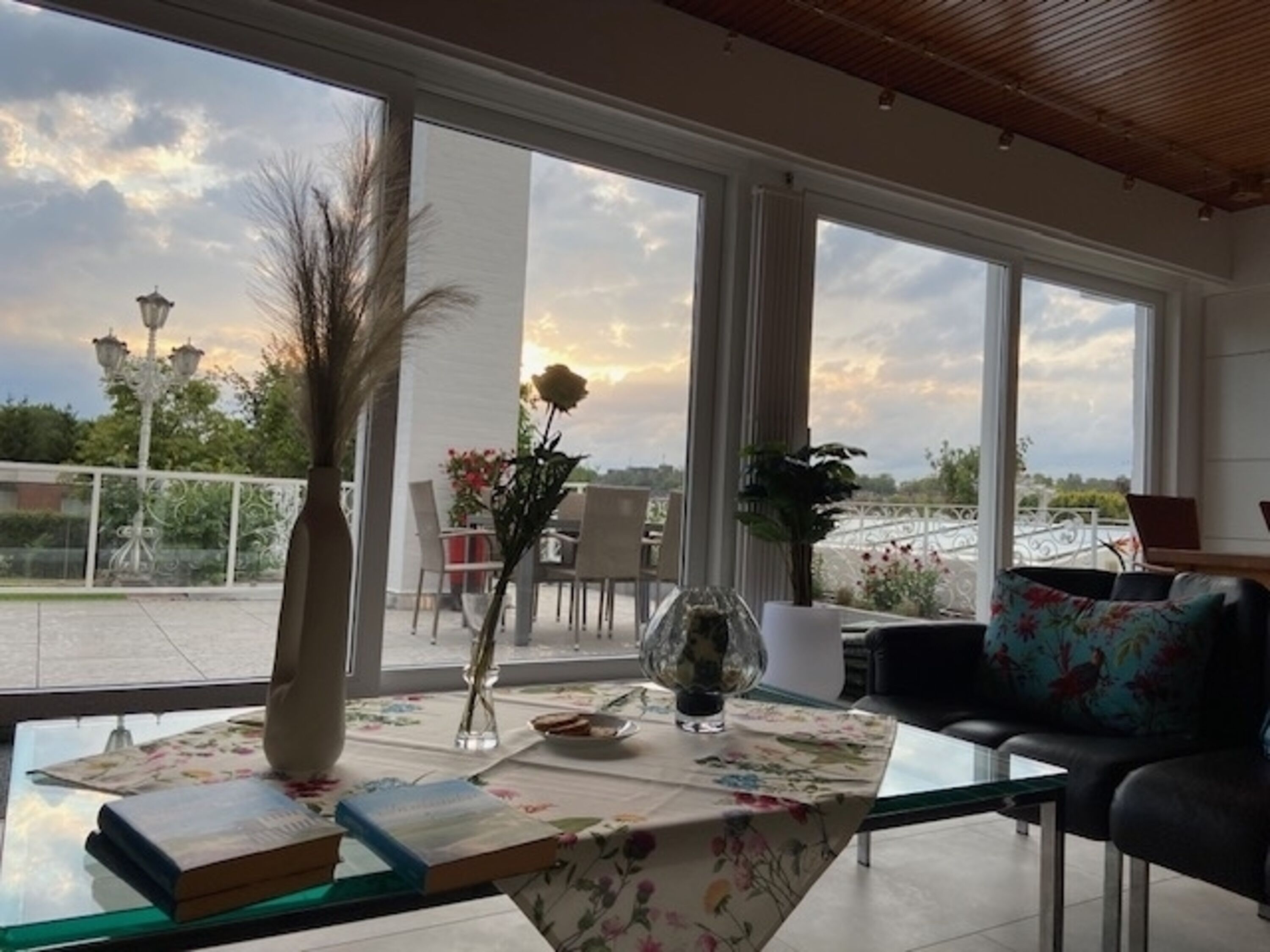 Große Terrasse vor dem Wohnbereich