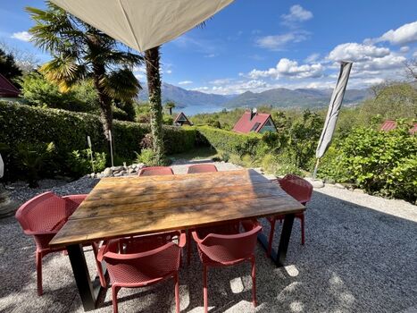 Terrasse mit See- und Bergblick