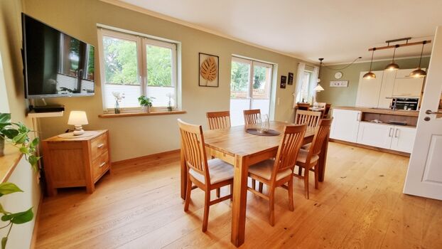 Der Essbereich mit Fernseher