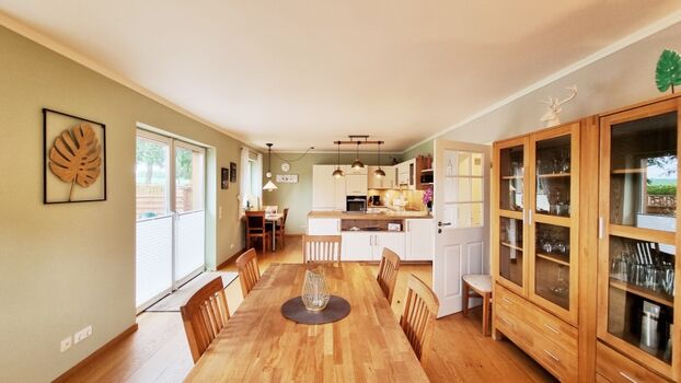 Wunderschöner Essbereich mit großer Küche