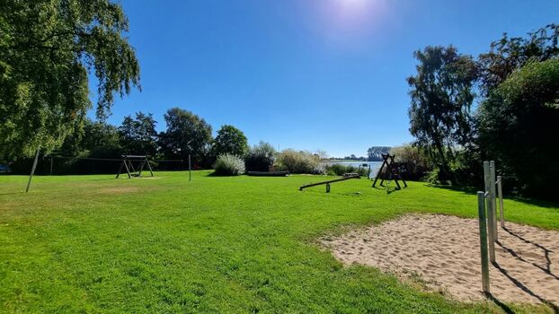 großer Spielplatz mit Badestelle