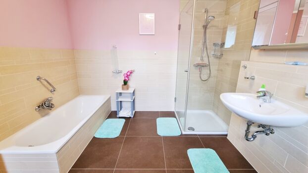 Großes Vollbad im Erdgeschoss