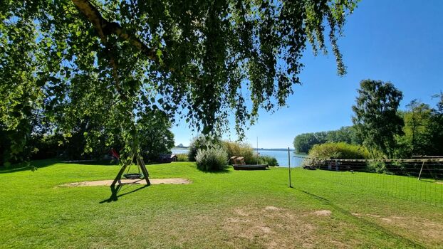 großer Spielplatz mit Badestelle
