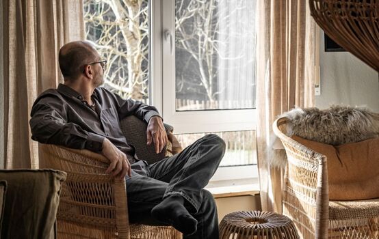 Auch vom Wohnzimmer aus genießen Sie den Blick aufs Wasser – Natur und Entspannung hautnah.