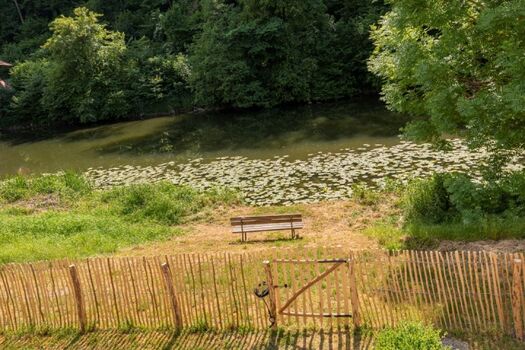 Ihr Zugang vom Garten an den Fluss. Hier kann Ihr Hund baden gehen