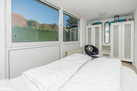 Schlafzimmer 1 mit Doppebett und Kleiderschrank