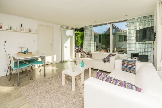 Komfortable Sitzecke mit Fernseher