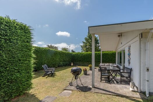 Die tolle überdachte Terrasse mit Lounge-Ecke