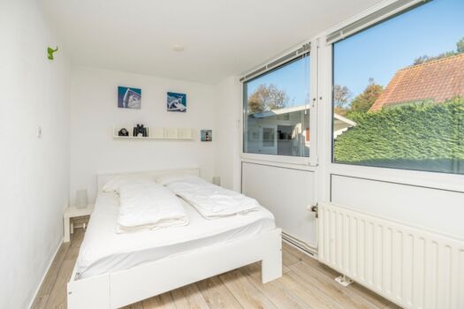 Schlafzimmer 1 mit Doppebett und Kleiderschrank