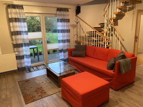 Gemütliches Wohnzimmer mit Treppe ins OG