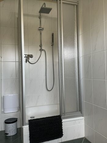 Regendusche im Hauptbad