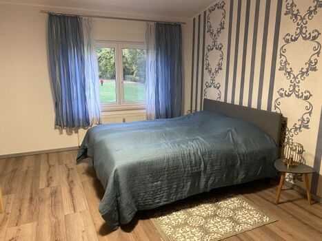 Schlafzimmer mit Doppelbett