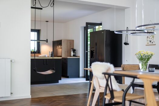 Blick vom Wohnzimmer in die Küche