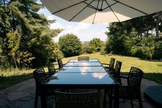 Blick in den Garten von der Terrasse aus