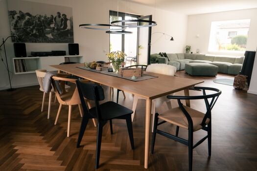 Der Essbereich und das Wohnzimmer inklusive Kamin