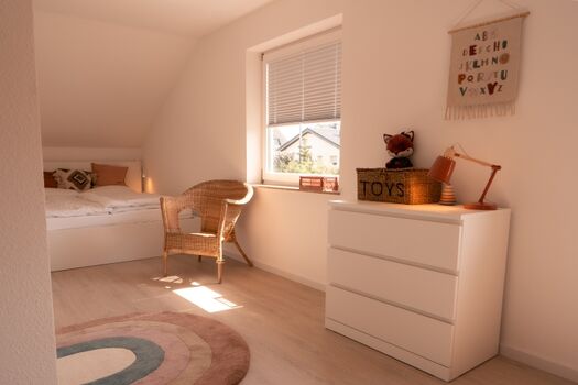 Das Elternschlafzimmer inklusive Kinderbett