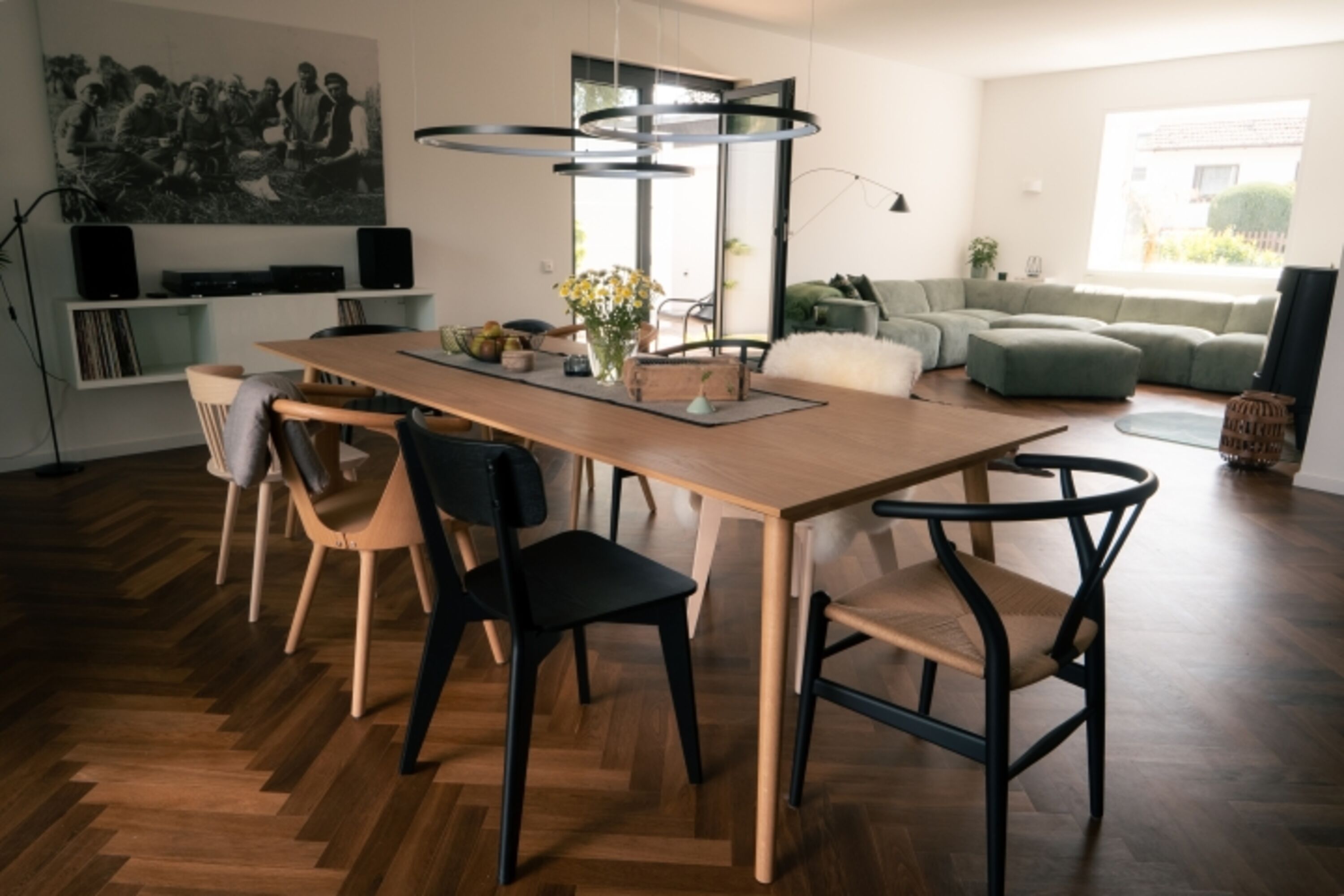 Der Essbereich und das Wohnzimmer inklusive Kamin