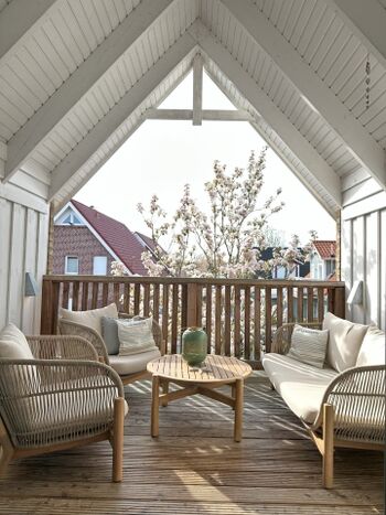 überdachte Loggia mit Loungemöbeln