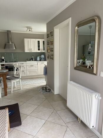 Blick von der Haustür in die offene Küche 