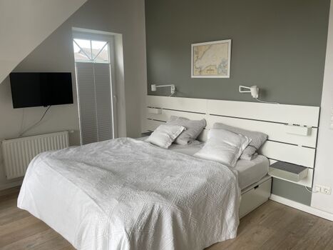 großes Schlafzimmer im OG mit Loggia 