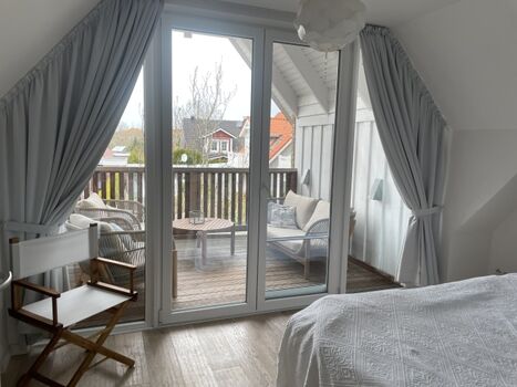 Ausgang zur überdachten Loggia im Schlafzimmer im OG