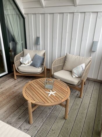 gemütliche Loungemöbel auf der überdachten Loggia 