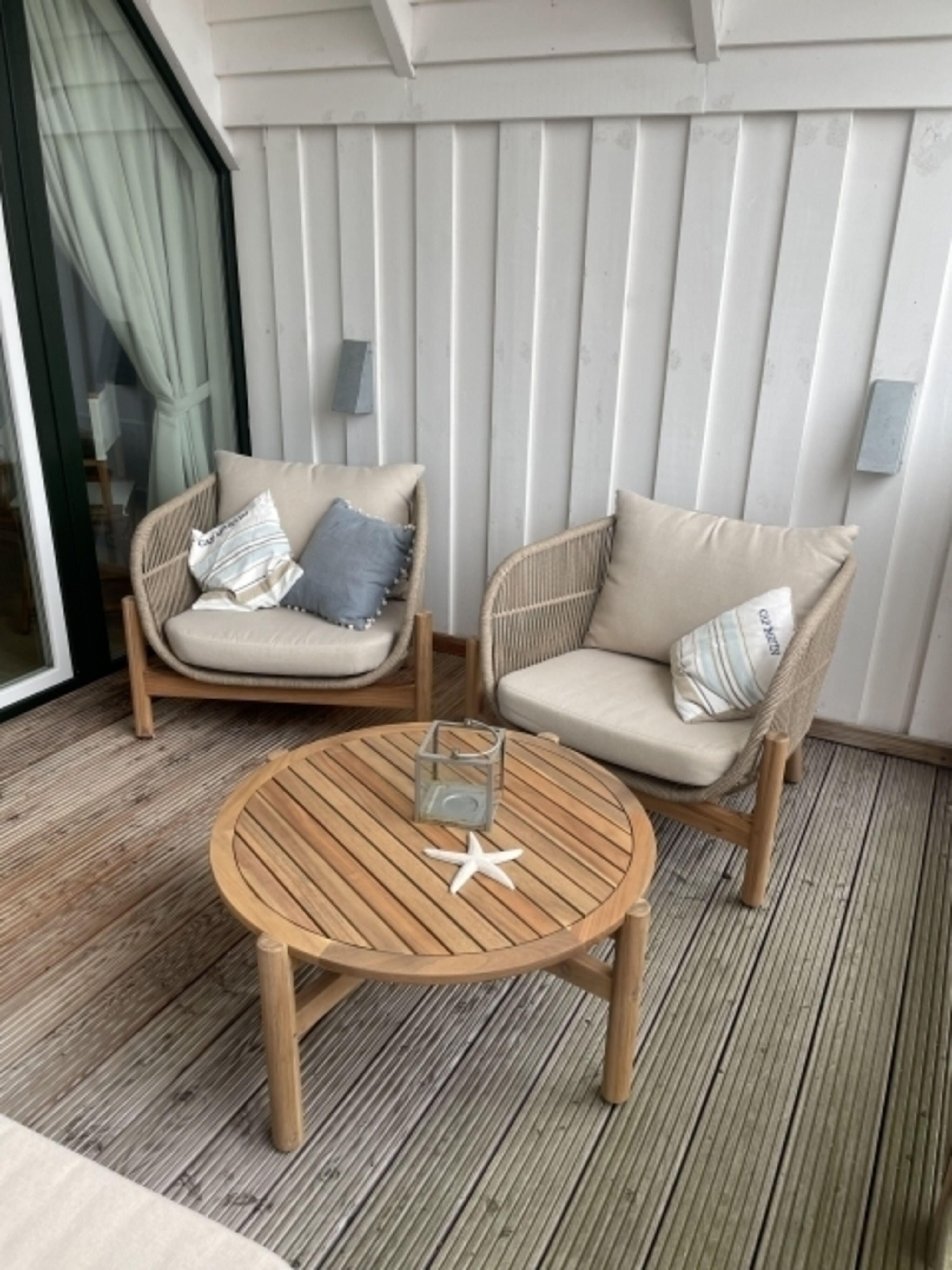 gemütliche Loungemöbel auf der überdachten Loggia
