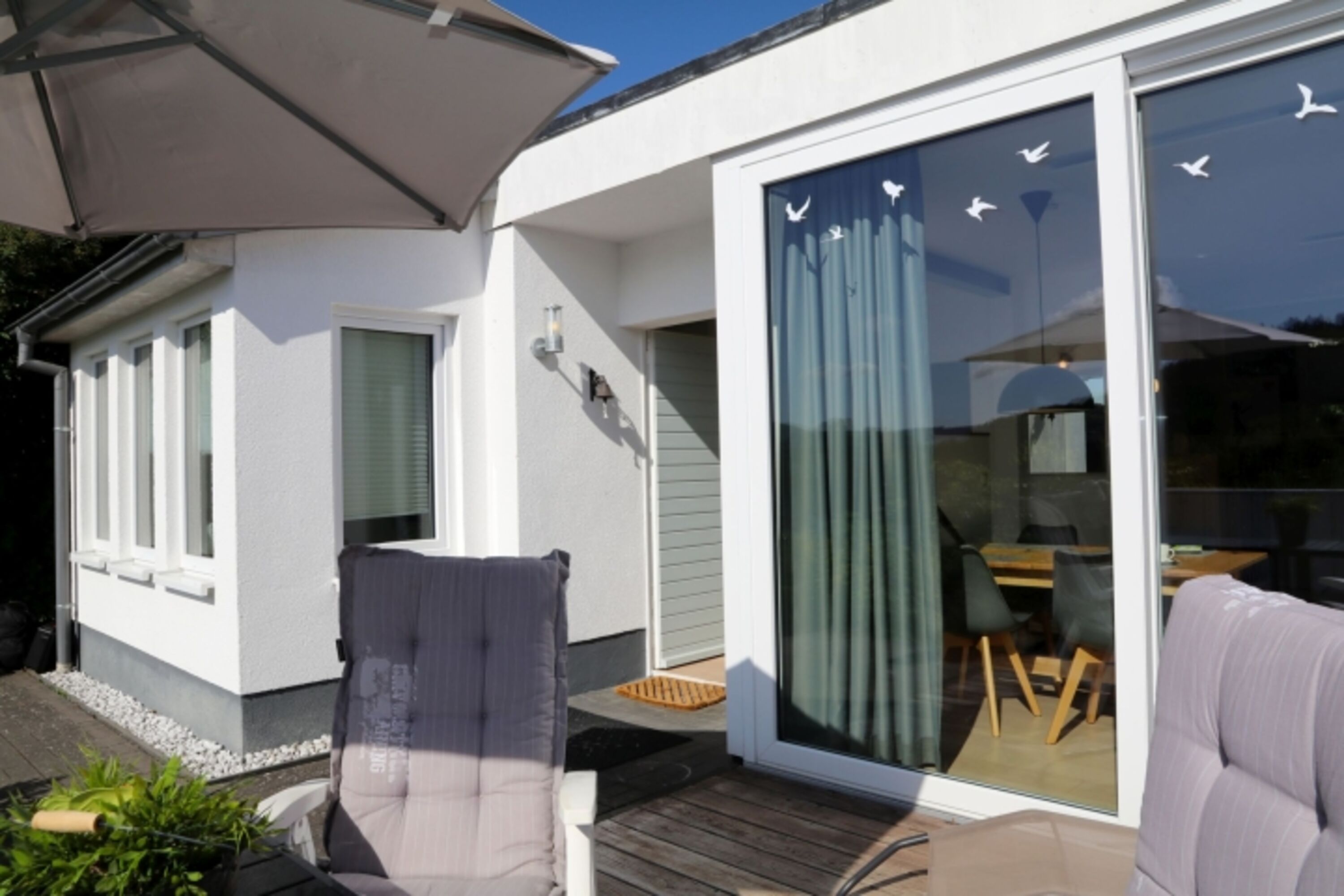 Blick von der Terrasse auf das Haus