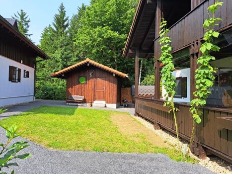 Blick aufs Gartenhaus mit Wellnessbereich