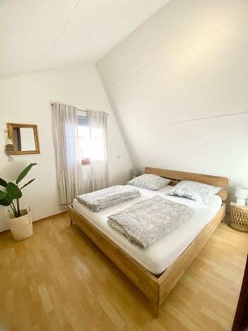 Schlafzimmer 1.OG Bett 1,80x2,00m