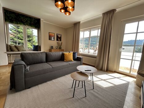 Wohnbereich mit Balkonzugang