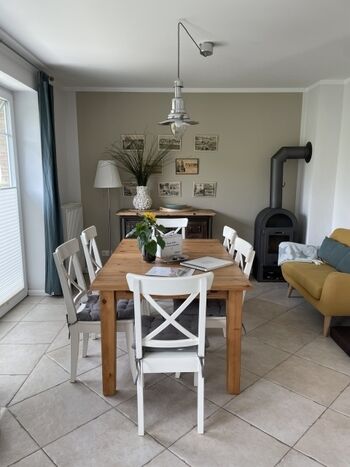 Essplatz in der offenen Küche mit Ausgang zur Terrassse