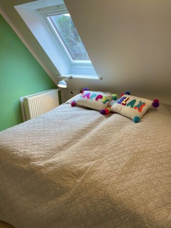 Schlafzimmer mit 160 Bett im OG