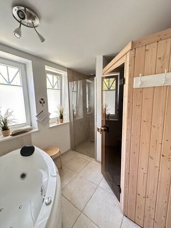 Bad mit Whirlpool und Sauna und bodentiefer Dusche 