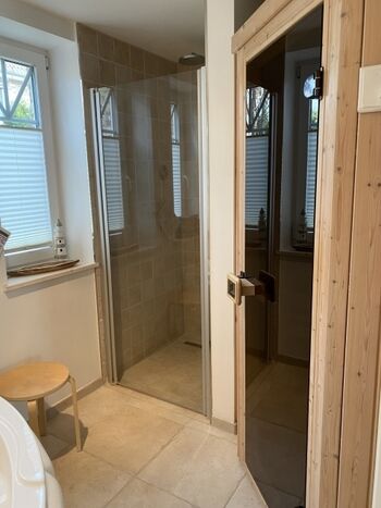 Bad mit Whirlpool und Sauna und bodentiefer Dusche 