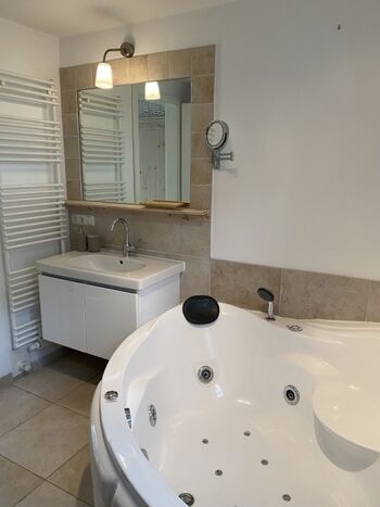 Bad mit Whirlpool und Sauna und bodentiefer Dusche 