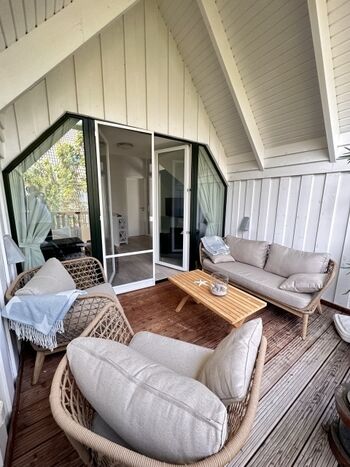 überdachte Loggia mit Loungemöbeln 