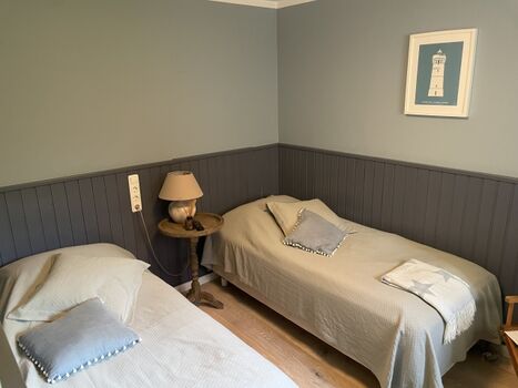 Schlafzimmer im EG mit 2 Einzelbetten und TV