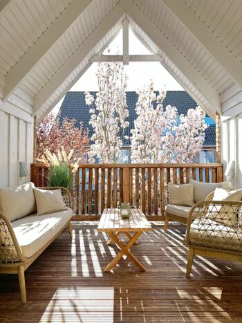 überdachte Terrasse mit Loungemöbel für Wind und Wetter 