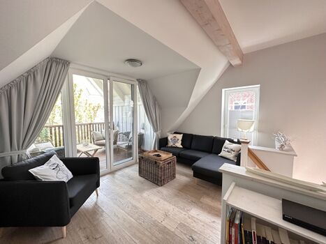 lichtdurchflutetes Wohnzimmer im OG 