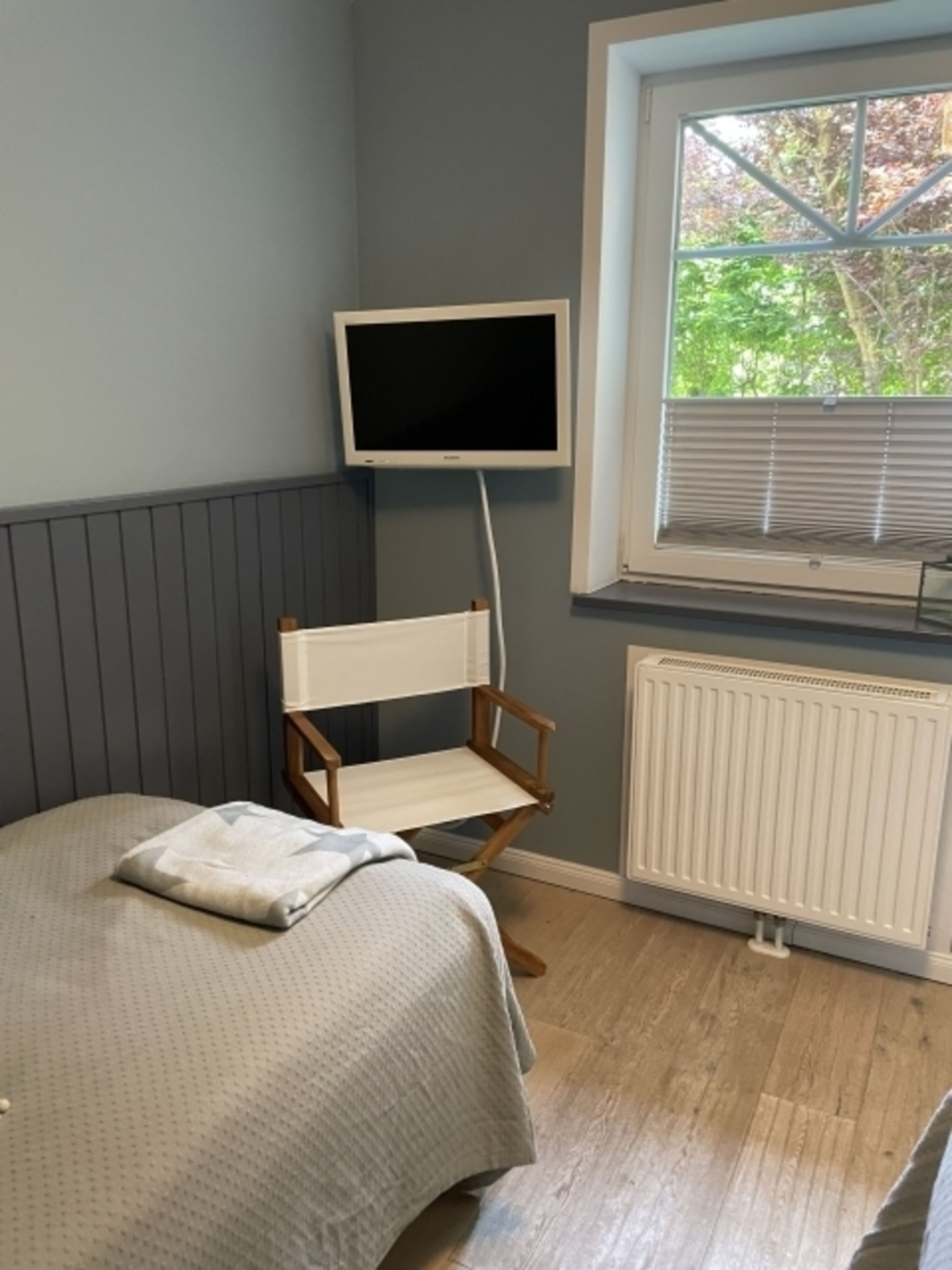 Schlafzimmer im EG mit 2 Einzelbetten und TV