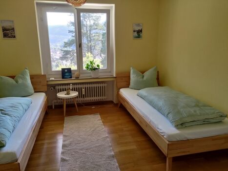 Das zweite Schlafzimmer mit Holzbetten